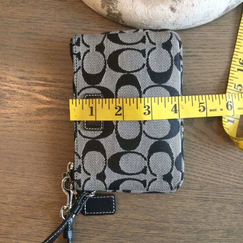 Vintage Coach Wristlet Color Gray Black Size approximately 6” x 4” Jacquard - Picture 5 of 9